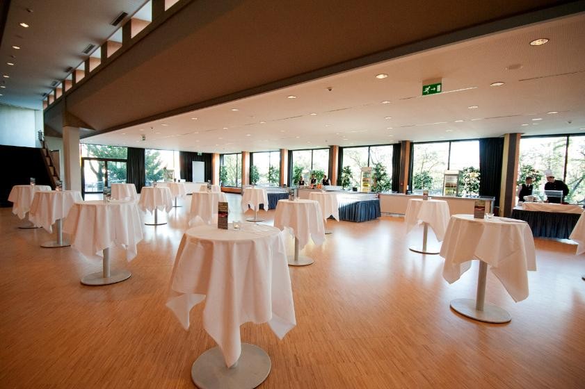 Europa-Saal Foyer Das Europa-Saal Foyer mit Stehtischen