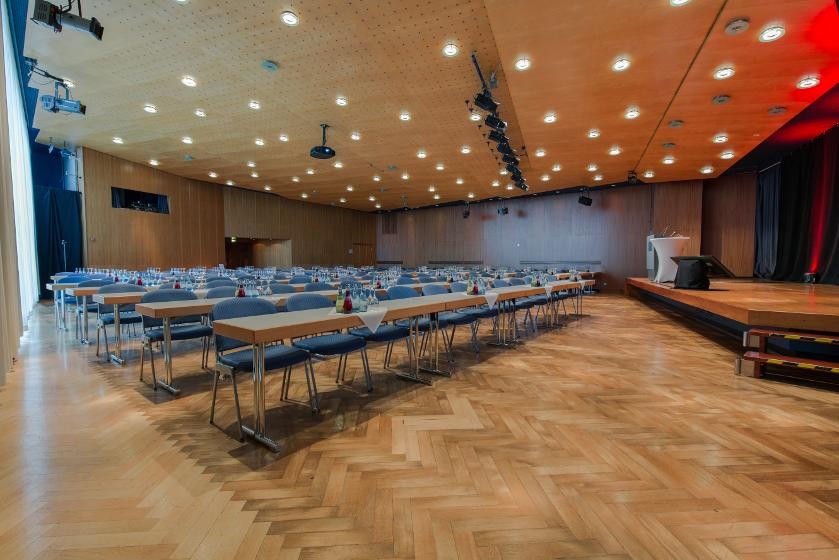 Kleiner Saal der Stadthalle Sindelfingen parlamentarisch bestuhlt