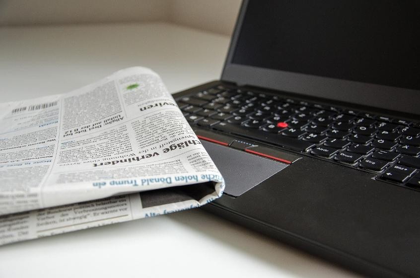 Presse Zeitung und Laptop