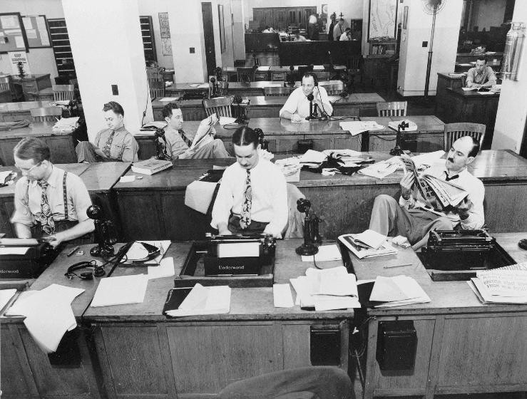 Bild von 1942: Männer an Schreibmaschinen