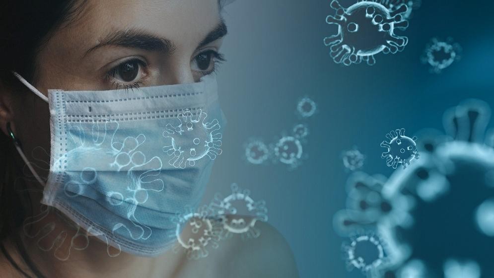 Schutz & Hygiene Frau mit Mundschutz