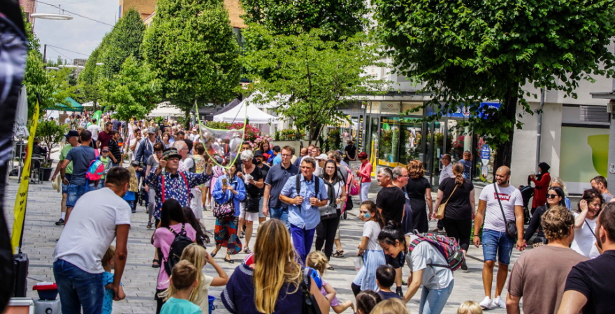 viele Personen auf der Straße beim Flanieren auf dem Stadtfest