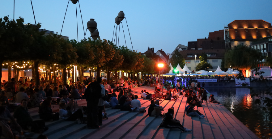 viele Personen auf der Straße beim Flanieren auf dem Stadtfest