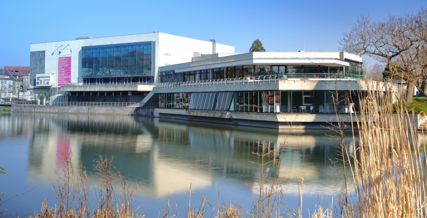 Kongresshalle Böblingen am See im Frühling