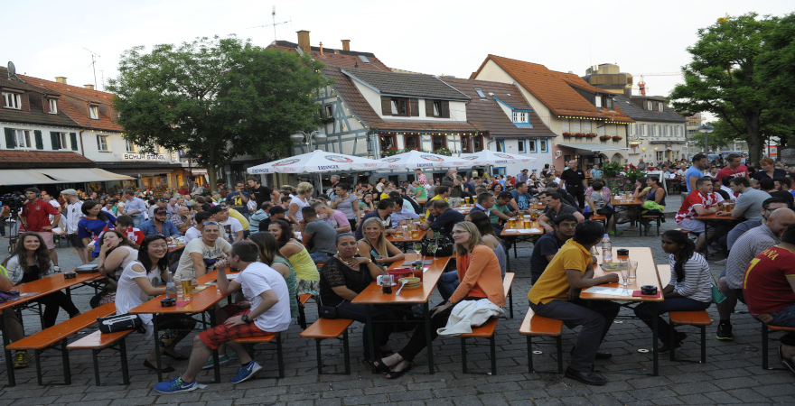 Viele Zuschauer/-innen beim Public Viewing