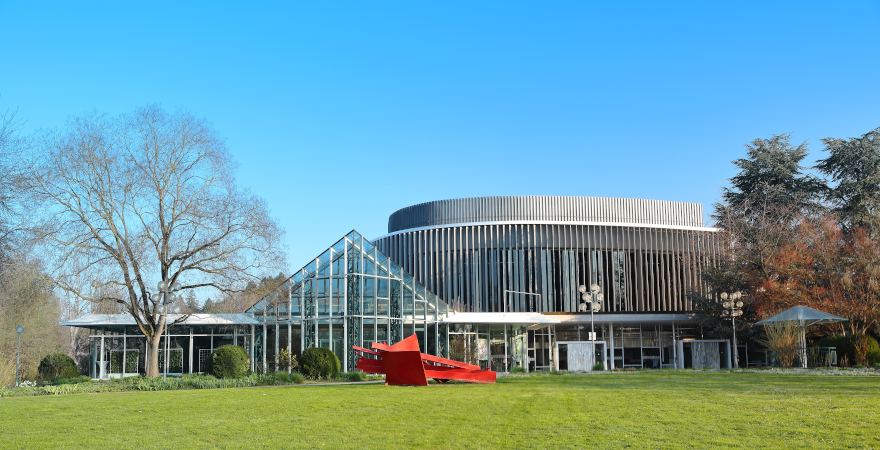 Stadthalle Sindelfingen mit Park im Frühling