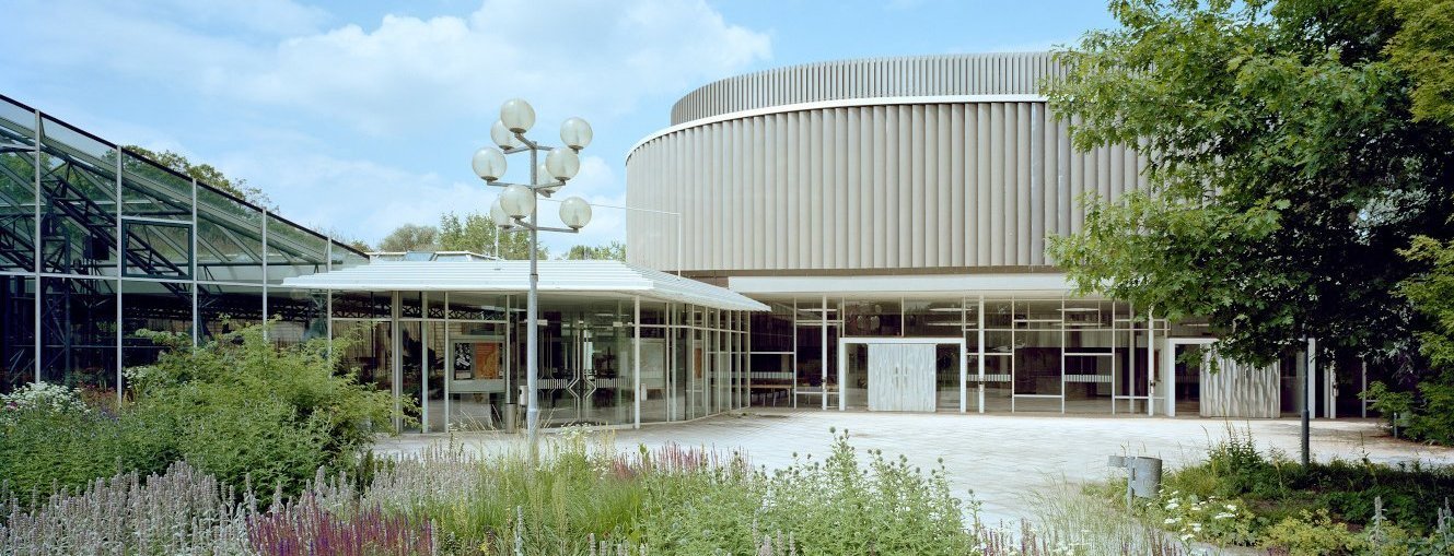 Stadthalle Sindelfingen mit Park
